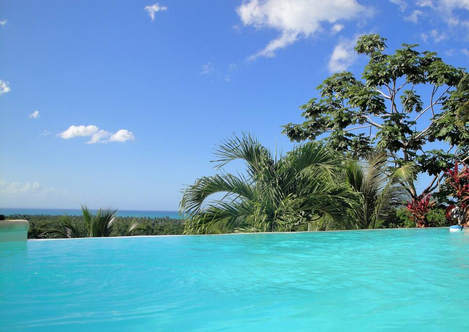 Piscine à debordement avec vue sur la mer et les lomas