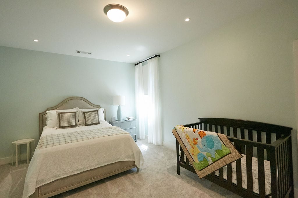Spálňa na poschodí s manželskou posteľou Queen a detskou postieľkou. Úplne nový, plyšový nový koberec! Spojuje sa so spoločnou kúpeľňou (zdieľanou s inou spálňou na poschodí).