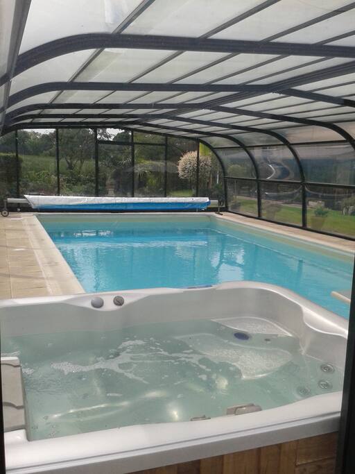 piscine 10*5*1.50
chauffée de mai à septembre environ.Les côtés supérieurs peuvent se coulisser vers le haut en laissant la partie du bas fermée pour plus de sécurité. Le toit reste en place. jacuzzi 2 places allongées et une assise.