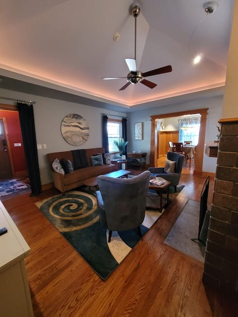 Successful Airbnb property: 2-bedroom, 2-bathroom craftsman house with hot tub in Ashley Park