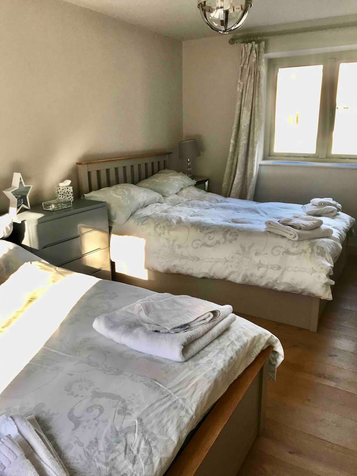 Chumba cha kulala 2 kina vitanda 2 viwili, kabati kubwa, meza 2 ndogo za kitanda na friji 2 za droo. 
Chumba hiki kitawafaa watoto lakini kitakuwa kidogo na watu wazima 4. Tafadhali kumbuka kuna bafu 1 tu katika nyumba hiyo. 