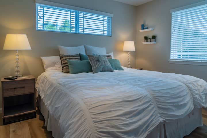 למעלה, מאסטר שלישי עם מיטת קינג סייז 