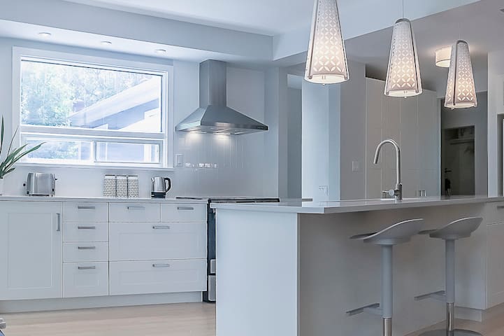 Modern Home in Central River Heights gallery image 3