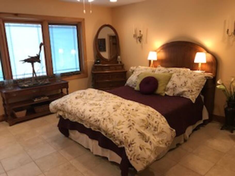 Green Heron room with queen, twin, and private bath