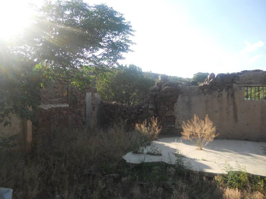 Tras la casa actual están los restos de una finca del siglo XIX