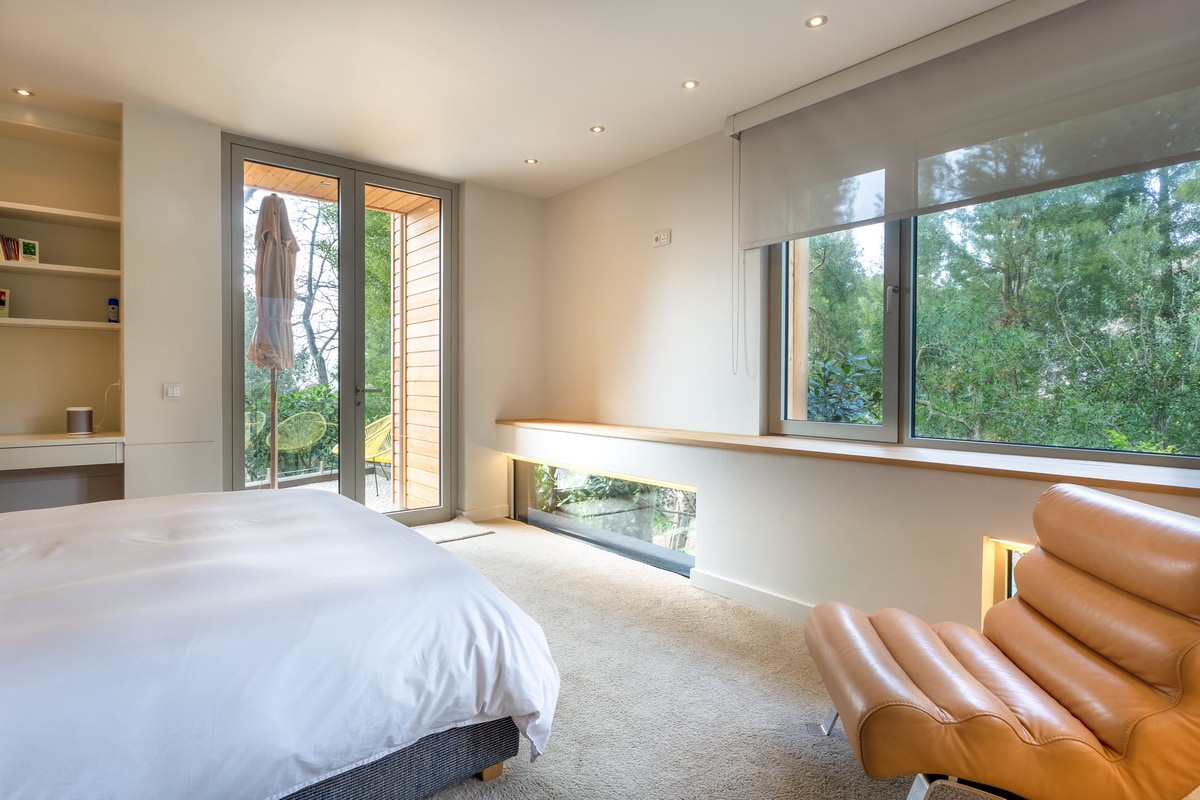 Guest bedroom with private balcony, en-suite