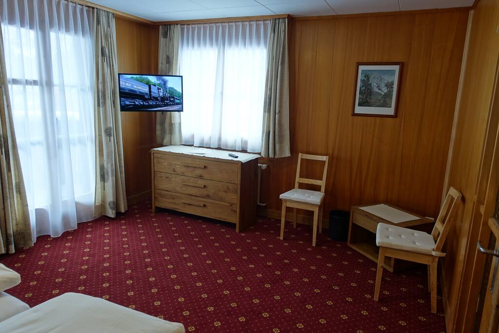 Schlafzimmer 1 mit TV
