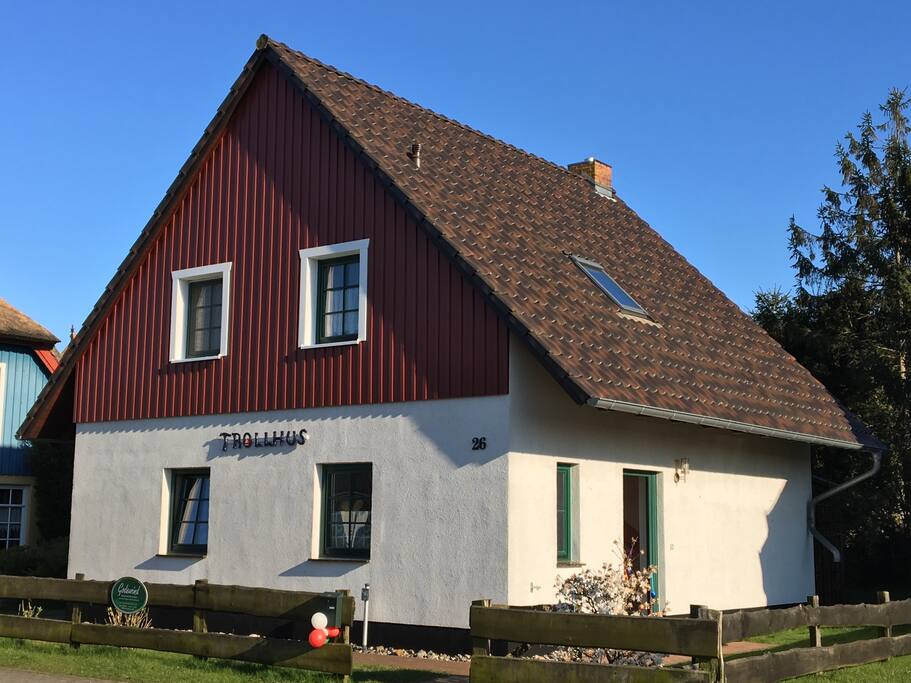 Das Trollhus von der Straße aus heißt euch willkommen