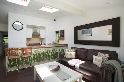 Whitehouse Apartment in Bath - free parking