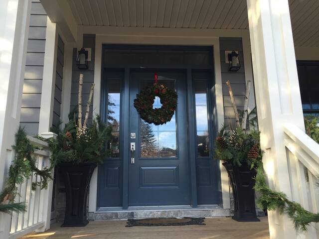 Lakehouse Inspired Retreat Close to Downtown gallery image 4