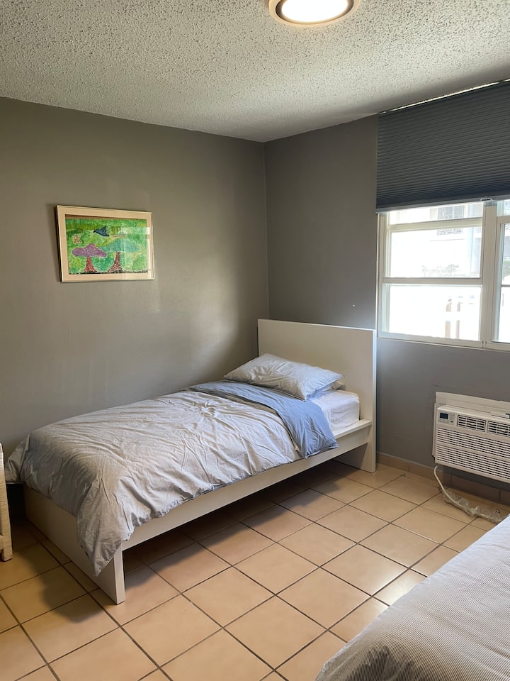 第二间卧室有2张双床和一台空调。 