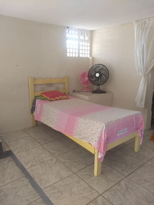 Cama de solteiro no salão compartilhado
