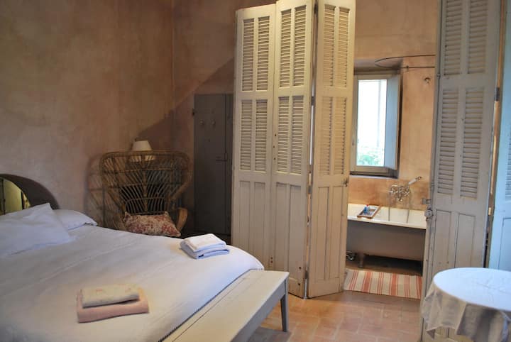 غرفة نوم رئيسية مع حمام
