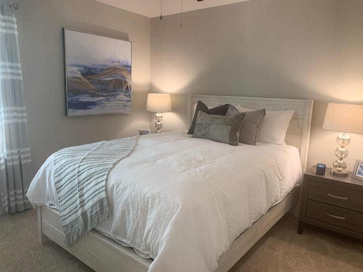 Სტუმრების საძინებელი 1, ტანსაცმლის დასაკიდად საკმარისი სივრცე კარადათი.