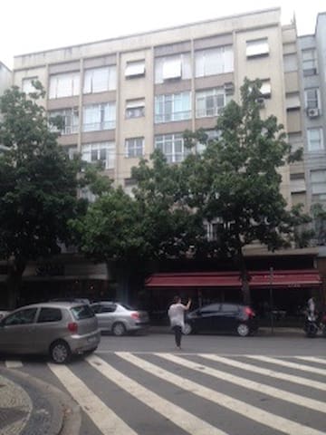 2 qts na Rua Dias Ferreira, no Leblon. Um bom apt.