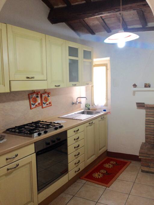 Cucina che si affaccia direttamente sul salotto, piuttosto spaziosa e con un piano cottura moderno.