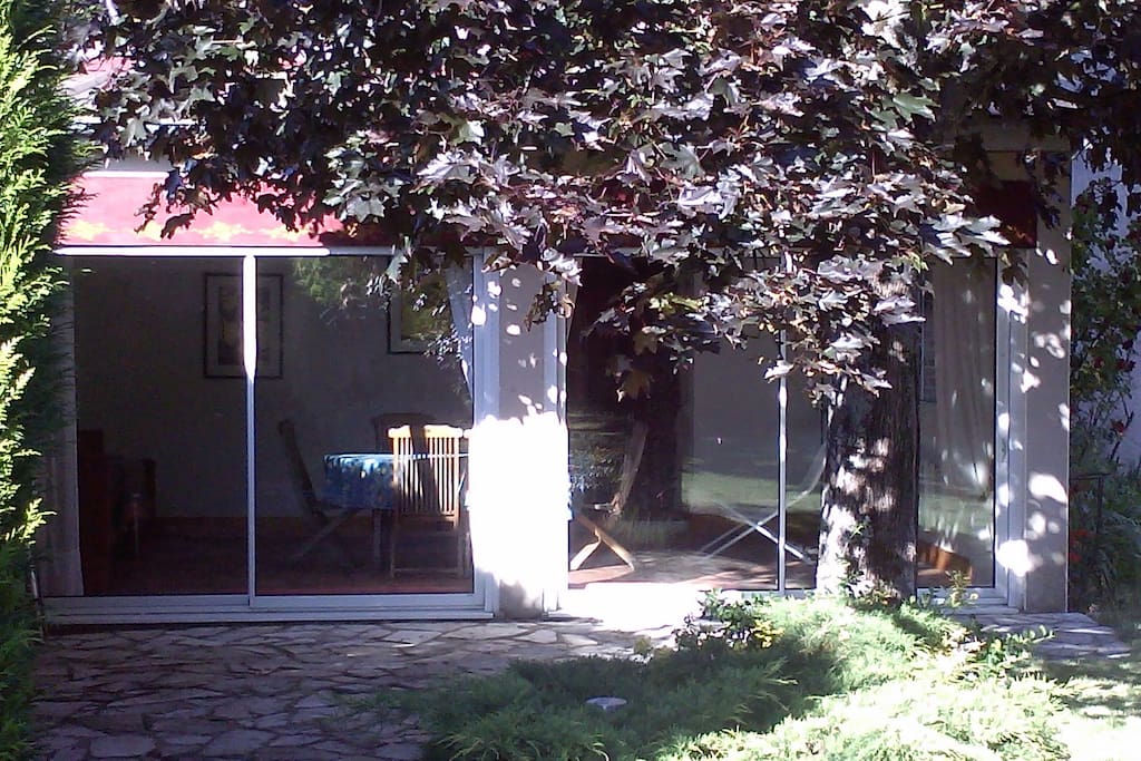 Terrasse extérieure sous un érable