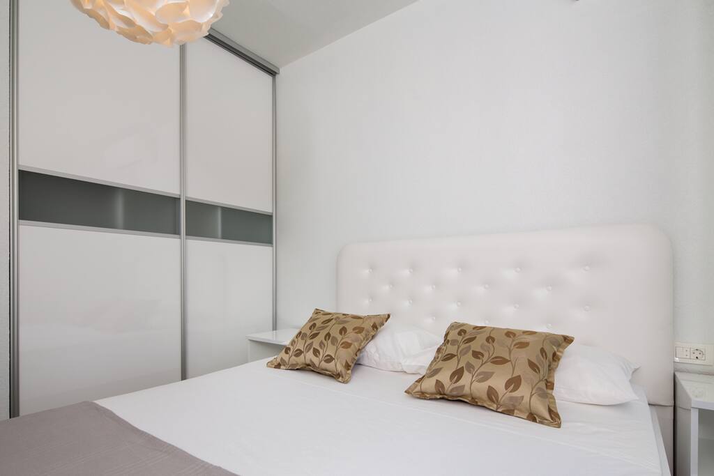 Apartment 3
Queen size bed with built in wardrobes, views to the Adriatic Sea