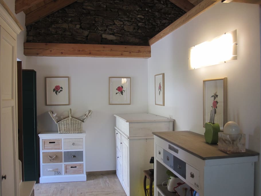Ingresso del monolocale, con la minicucina chiusa
Entrance of the flat, minikitchen closed