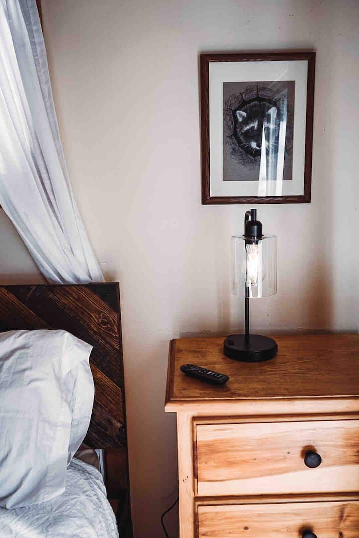 בחדר השינה יש מנורות שולחן צד עם יציאות USB ו - USB 