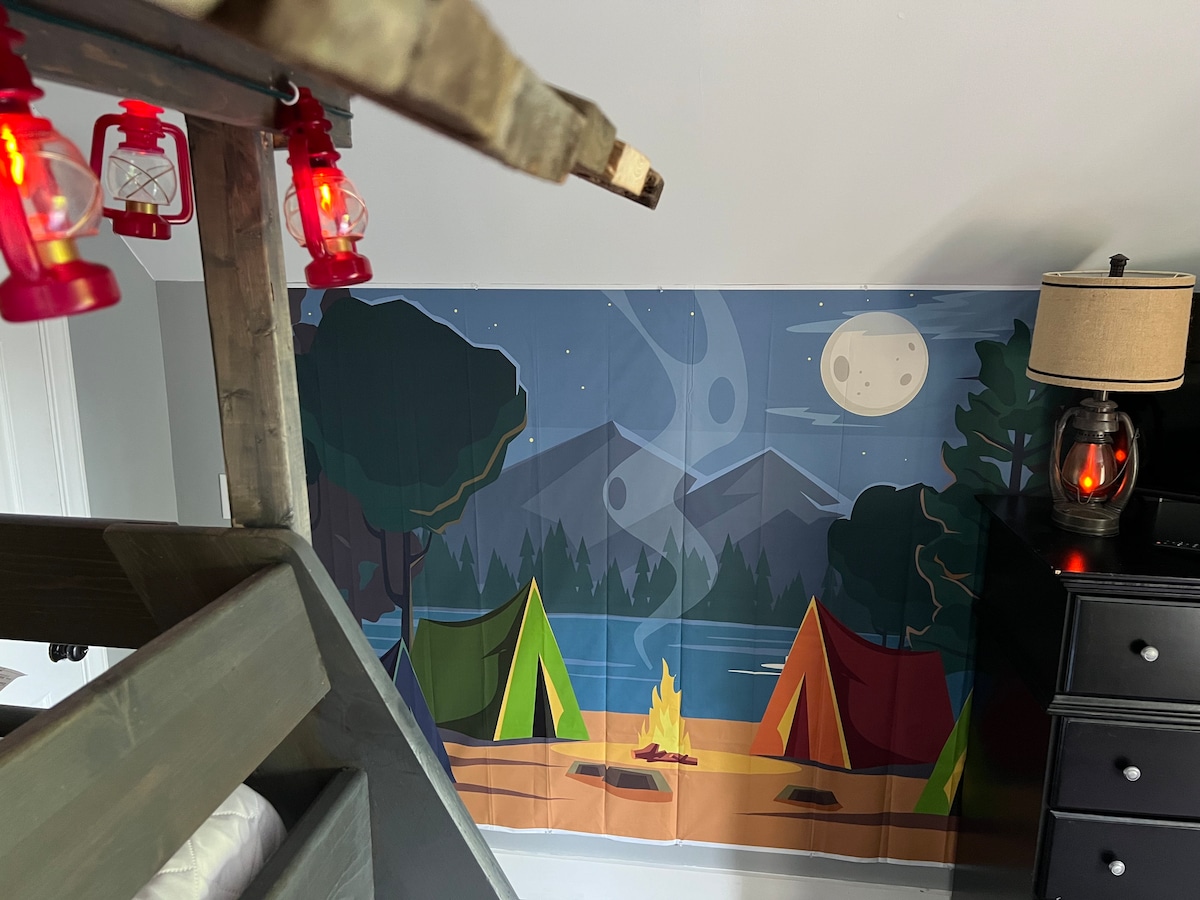 Camping themed upper level bedroom