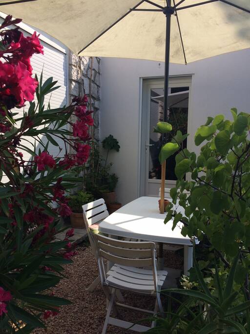 terrasse fleurie, table 5/6 personnes