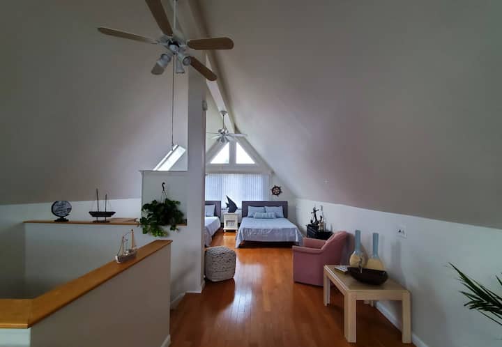 إطلالة من غرفة المعيشة باتجاه منطقة النوم في الطابق الثاني