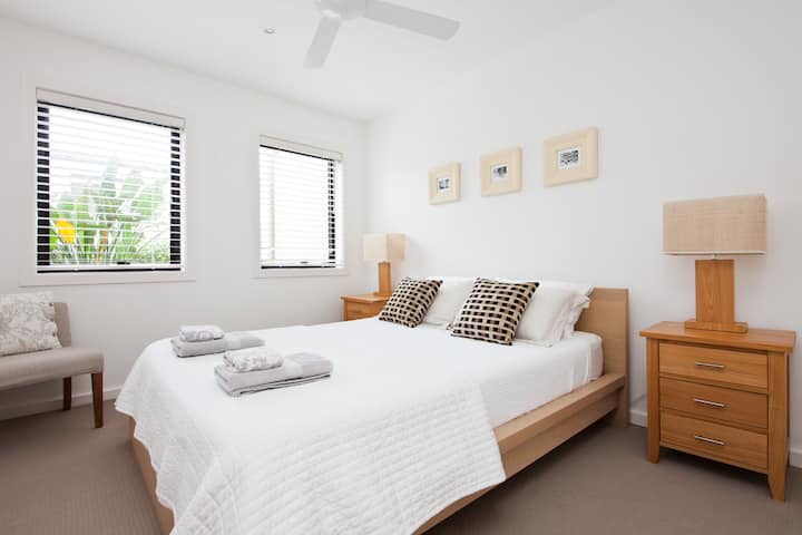 Მეორე საძინებელი 152 × 203 სმ ზომის საწოლით