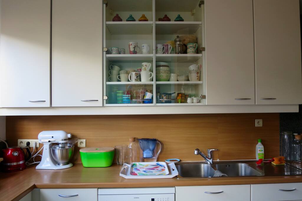 Bright, fully-equipped kitchen with garden view. Gas cooker, hood, oven, kettle. All you need to cook. Tea, coffee, spices and condiments available. *** Cuisine équipée lumineuse avec vue sur le jardin. Cuisinière au gaz, hotte, four, bouilloire. Tout le nécessaire pour cuisiner. Thé, café, épices et condiments à disposition.