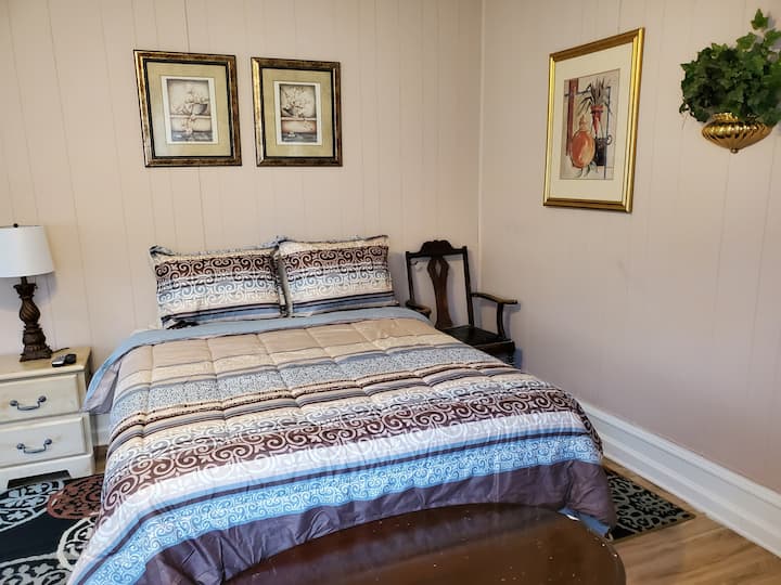 Front Bedroom Queen -1st Floor