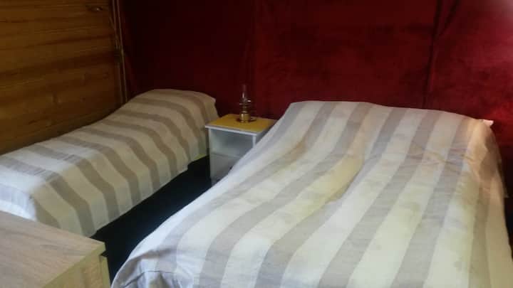 غرفتا نوم مع سرير مزدوج وسرير فردي