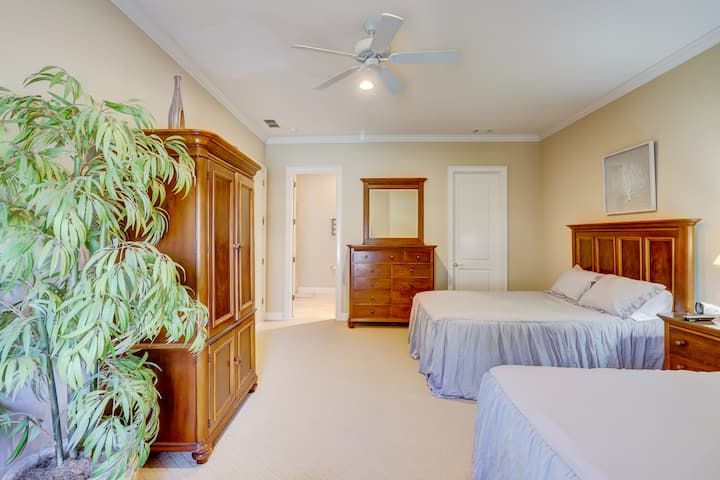 左側のドアはスイートバスルーム、右側のドアはウォークインクローゼットです。