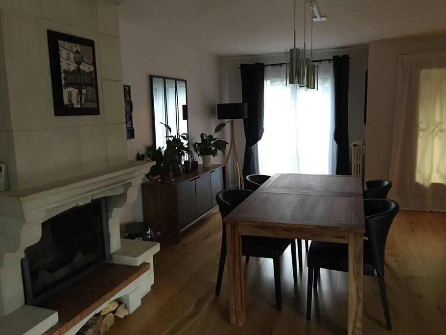 Salle à manger / cheminée / salon
