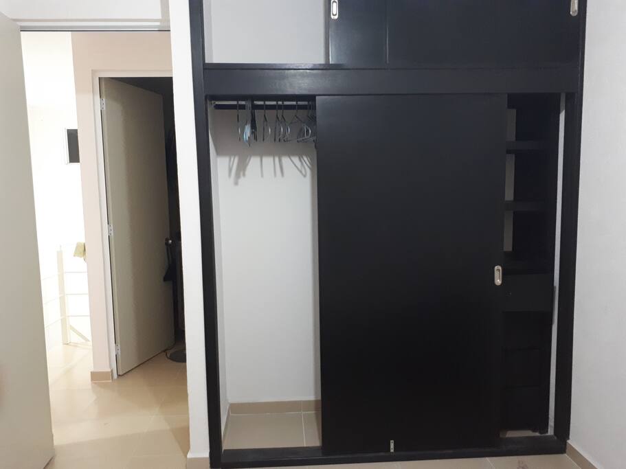 Amplio closet con ganchos
