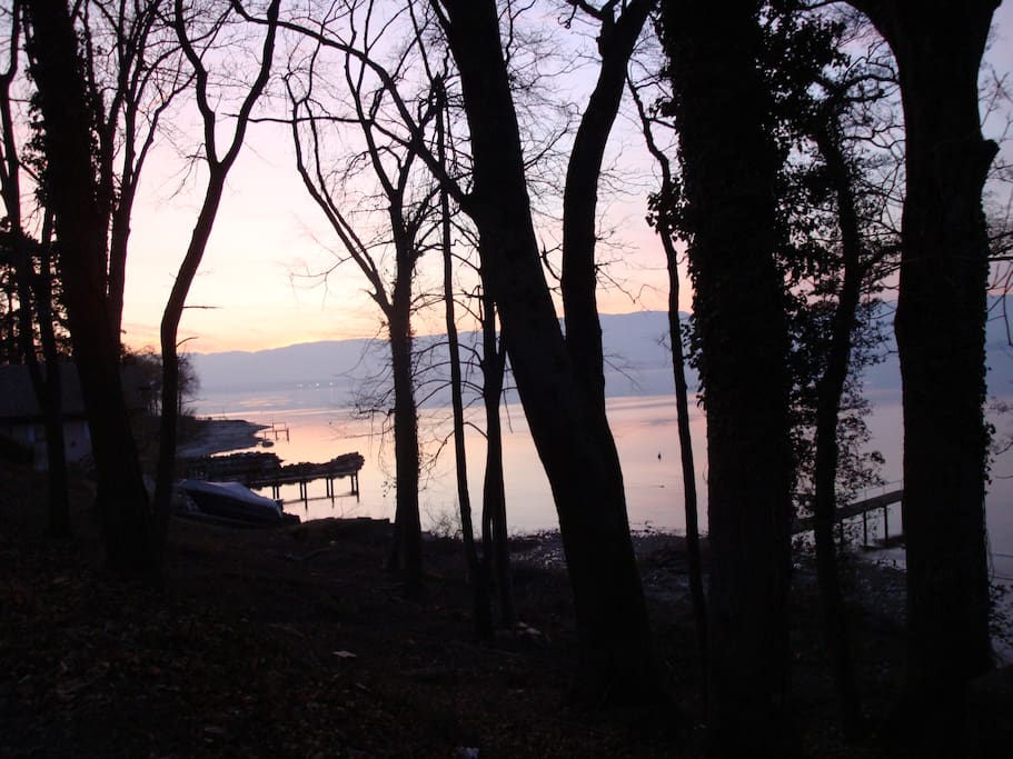 le bord du lac le soir
