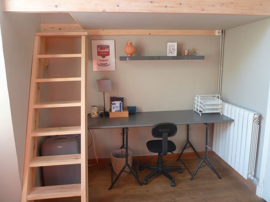 VASTE BUREAU DE TRAVAIL AVEC WIFI