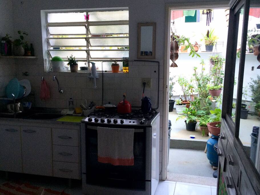 Cozinha que dá acesso ao quintal/quarto