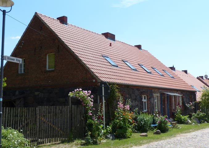 Gemütliche Wohnung Feldsteinhaus im Künstlerdorf