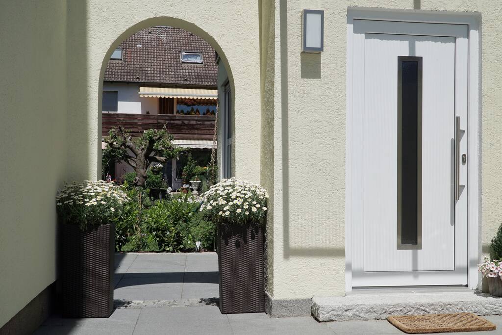 Eingang zum Apartment auf der rechten Seite / Entrance to the apartment on the right