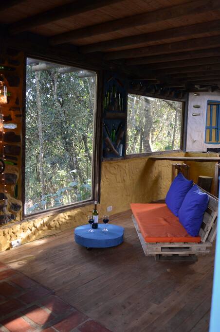Sala con vista al bosque