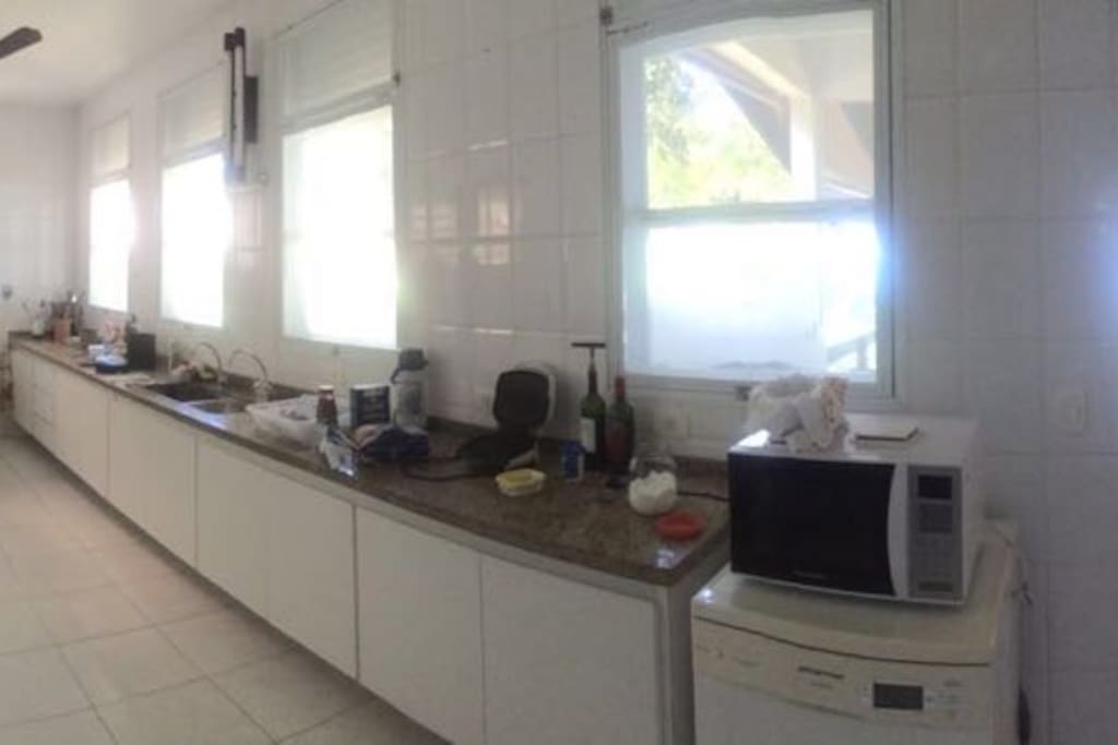 cozinha completa com 2 refrigeradores, microondas forno , liquidificador, talheres completos.