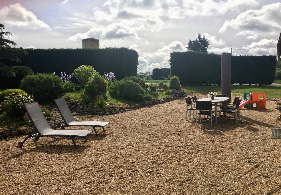 Jardin accessible aux voyageurs - Salon de jardin, jeux enfants, transats