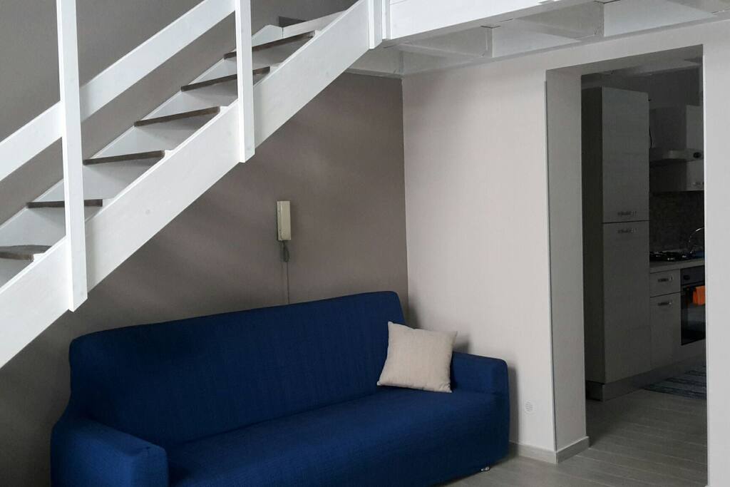divano letto nel soggiorno