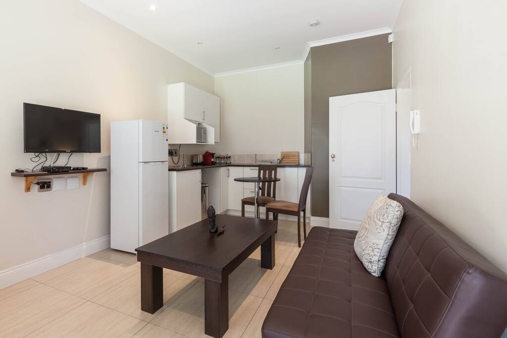 Living area with fully equipped kitchenette and breakfast table