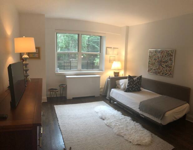 Gorgeous 3 bed 2.5 bath in exclusive neighhood. gallery image 2