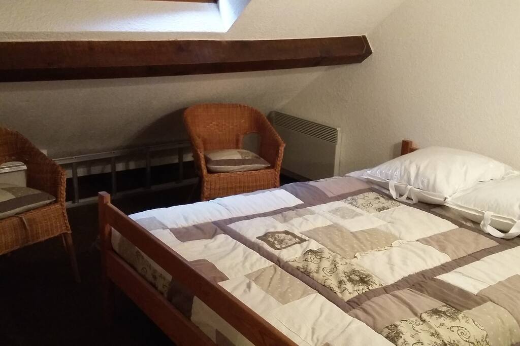 Chambre à l'étage, lit en 140, matelas neuf, armoire et commode à disposition