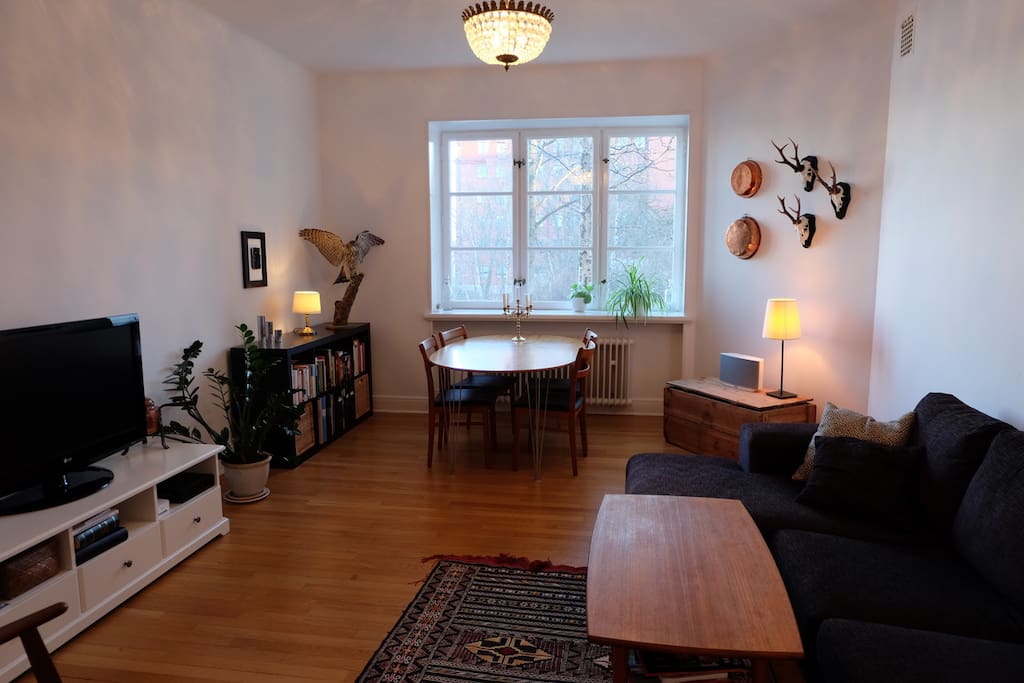 The spacious livingroom.