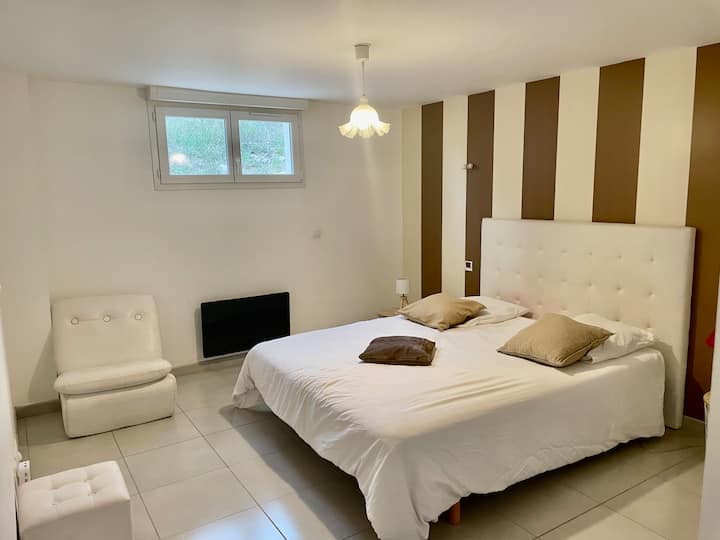 Habitación tranquila con cama de 160 y mesitas de noche ( sábanas , edredones ,almohadas incluidas )