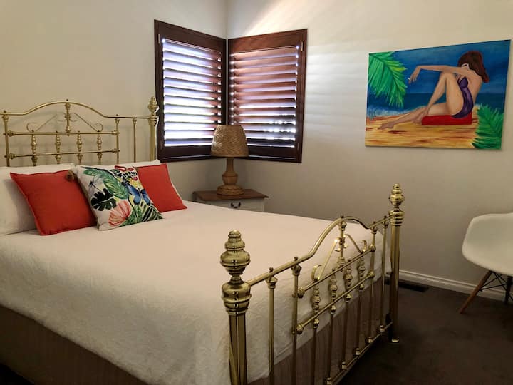 Спалня 1 с двойно легло, вградени халати и допълнителни възглавници и одеяла