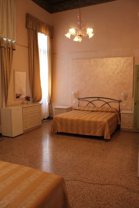 QUINTUPLE ROOM VIEW CANAL GRANDE WITH PRIVATE BATHROOM